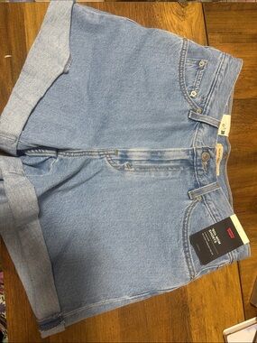 Levis 80s mom shorts size 29 this size sold out on website